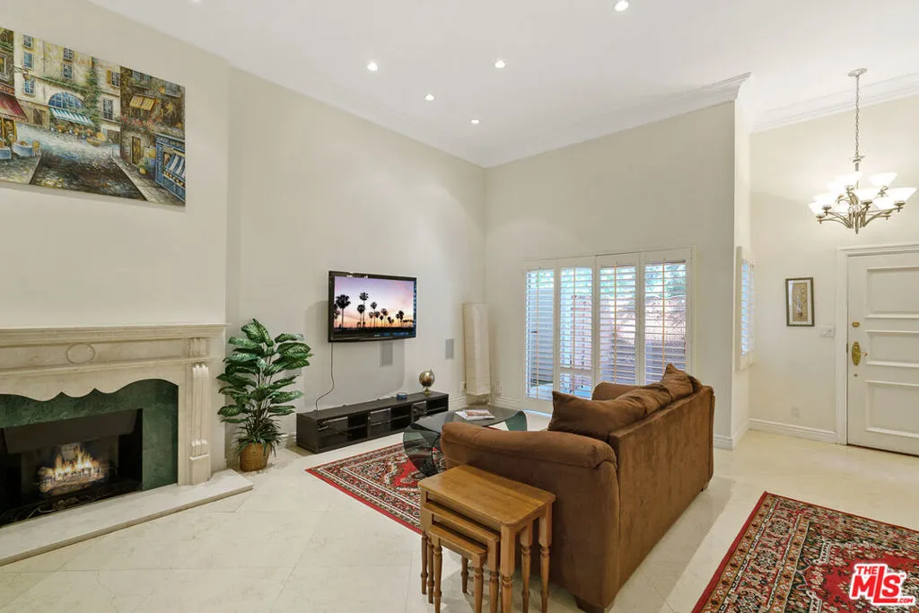 West Hollywood, California 90069, United States, 2 Bedrooms Bedrooms, ,3 BathroomsBathrooms,Residential,Active,93376