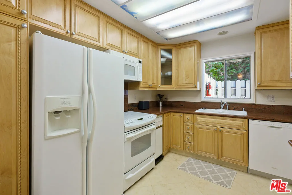 West Hollywood, California 90069, United States, 2 Bedrooms Bedrooms, ,3 BathroomsBathrooms,Residential,Active,93376