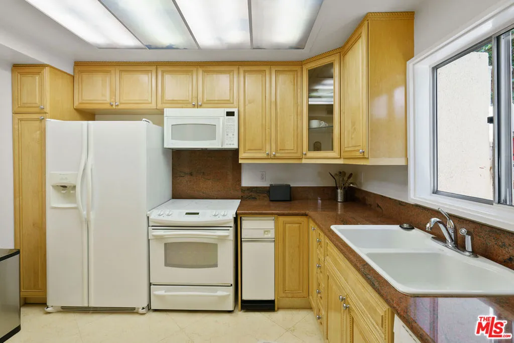 West Hollywood, California 90069, United States, 2 Bedrooms Bedrooms, ,3 BathroomsBathrooms,Residential,Active,93376