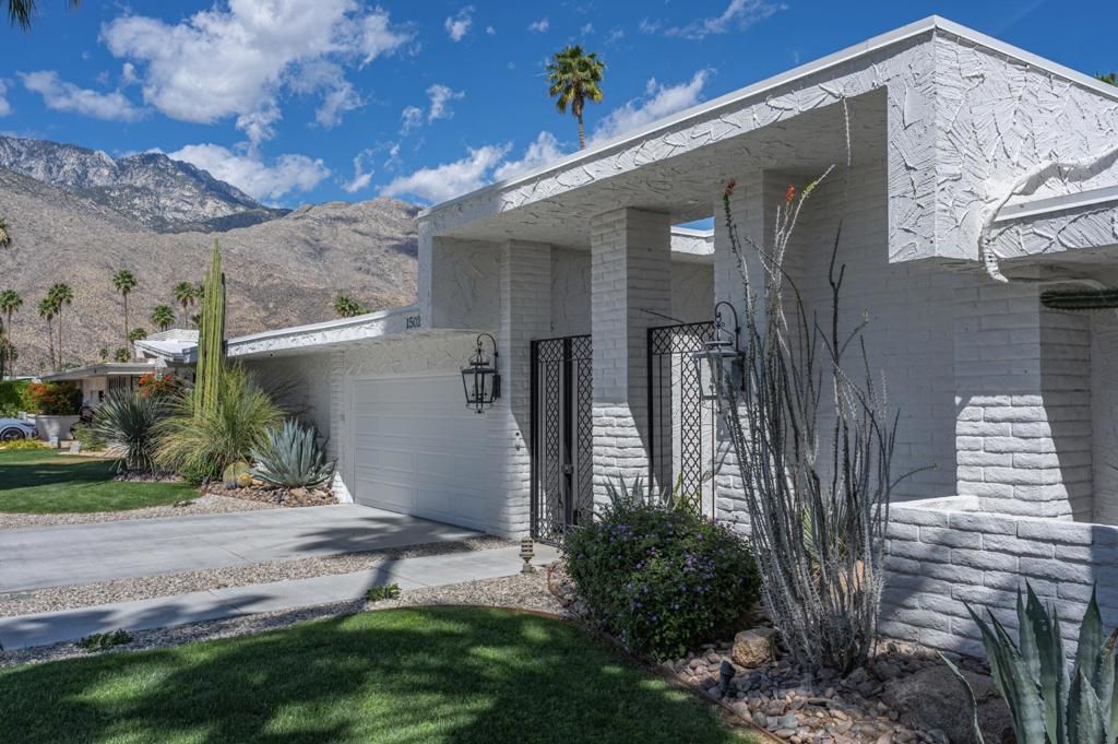 Photo of 1502 E Sierra Way, Palm Springs, CA 92264 (MLS # 219146604PS)