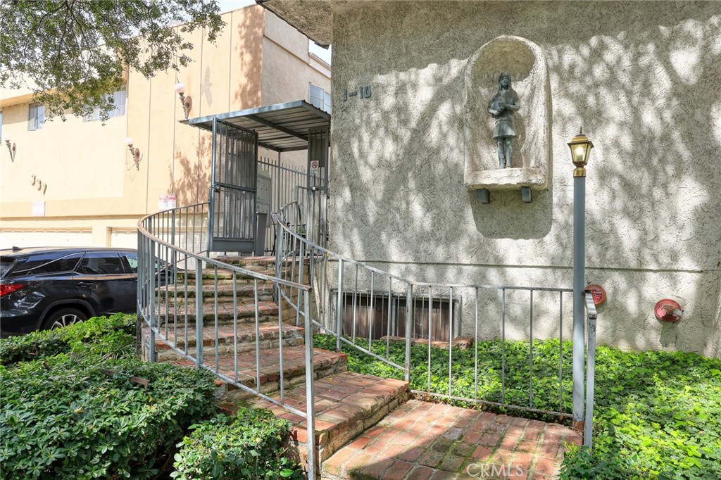 Properties 1 333 Riverdale Drive 8