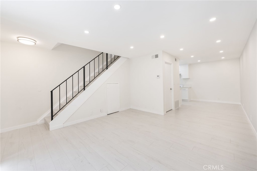 Properties 2 333 Riverdale Drive 8