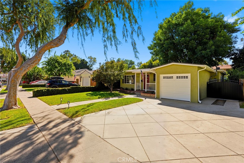 1933 W Jacaranda
