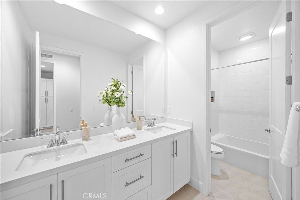 listing image 130727432075570040453