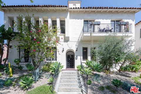 Photo of 900 S Orange Grove Avenue #203, Los Angeles, CA 90036 (MLS # 26835611)