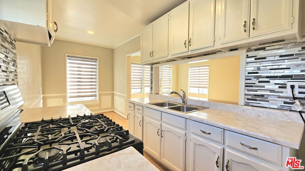 Charming Apartment with in Prime Location! Welcome to your new home! This spacious and bright 1-bedroom, 1-bathroom apartment on the top floor offers comfort and convenience in a quiet neighborhood nestled between Koreatown and Miracle Mile. Enjoy your own private balcony on the 2nd floor and lots of natural light inside the unit. A walk-in closet in the hallway provides extra storage. Available for immediate move-in! Excellent central location in LA. No pets allowed. Don't miss out! Schedule a viewing today and make this lovely apartment your next home!