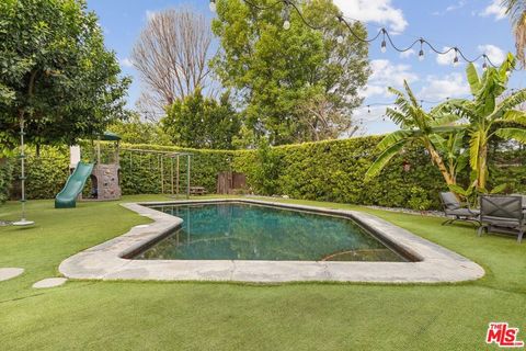 15735 Bassett Street Van Nuys CA 91406