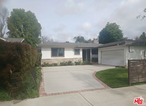 Photo of 15735 Bassett Street, Van Nuys, CA 91406 (MLS # 26646617)