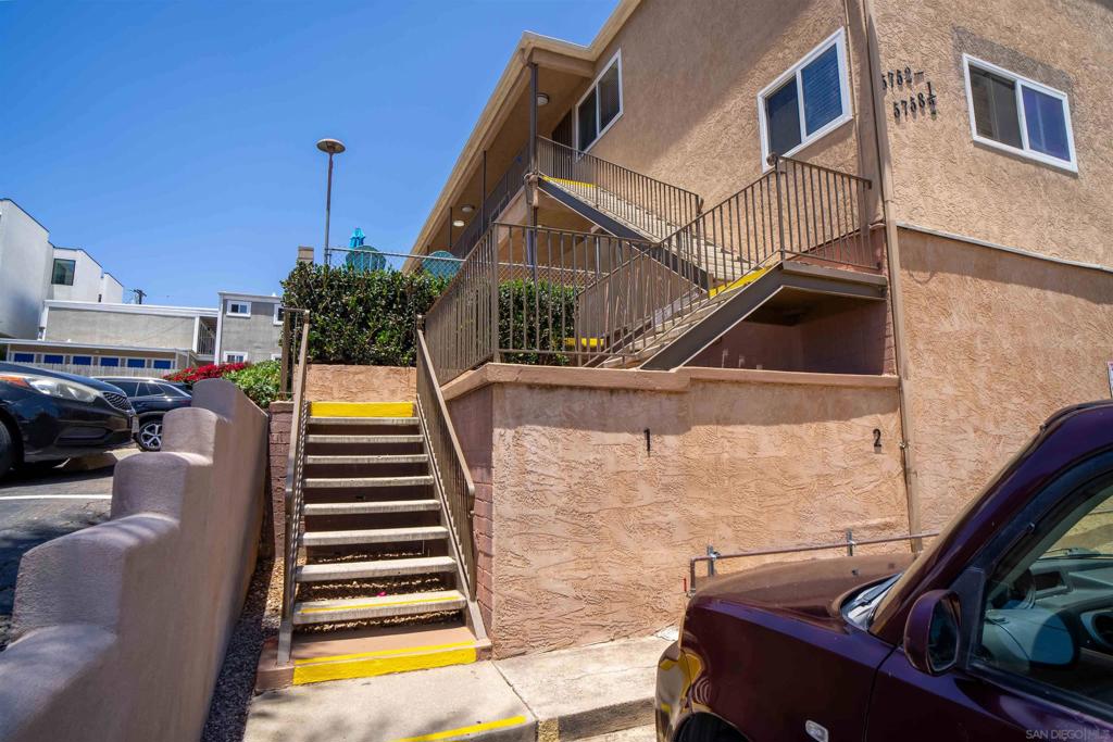 5752 Riley St