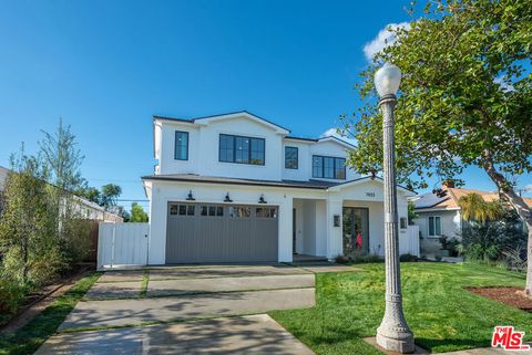 Photo of 7833 Denrock Avenue, Los Angeles, CA 90045 (MLS # 25624155)