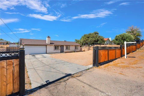 Photo of 18128 Catalpa Street, Hesperia, CA 92345 (MLS # HD26142895)