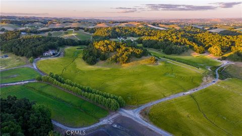 Photo of 810 Dove Pond Rd, Templeton, CA 93465 (MLS # NS26079428)