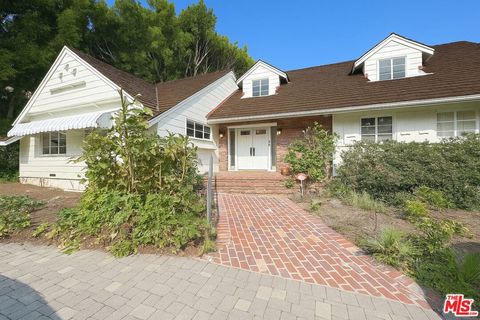 Photo of 813 Cinthia Street, Beverly Hills, CA 90210 (MLS # 25614339)