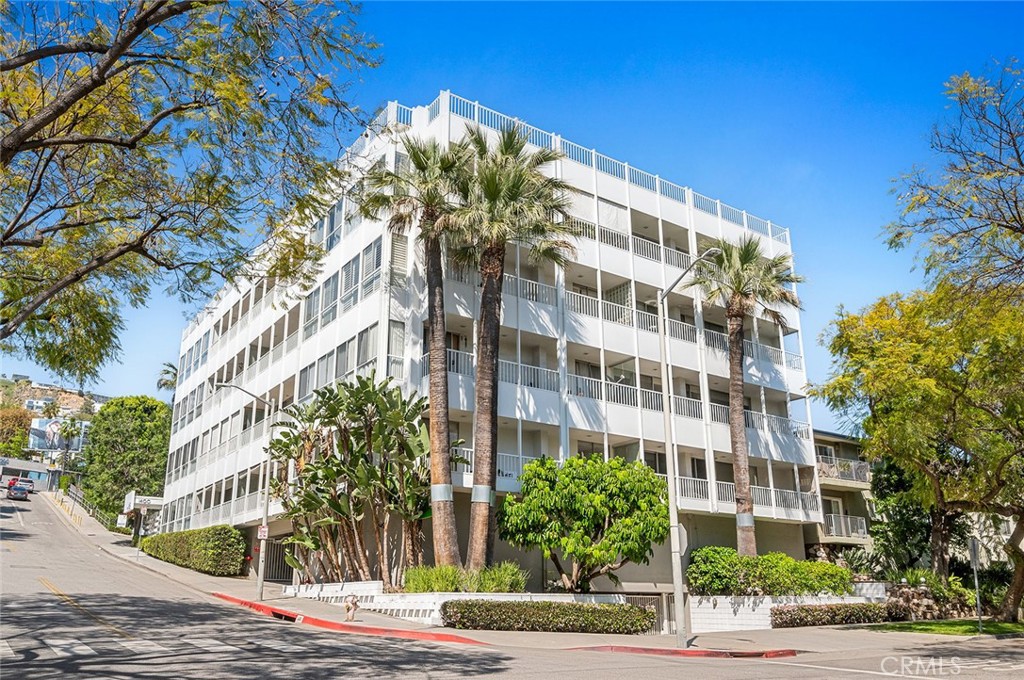 For Lease – Mid-Century Condo by Frank P. Schneider, AIA. A rare opportunity to lease a spacious, architecturally significant mid-century corner unit designed by Frank P. Schneider, AIA. This light-filled condo features floor-to-ceiling windows, an open layout, and clean, modern lines. Fully renovated in 2024 with a designer kitchen (porcelain countertops, handmade Polish tile, walk-in pantry), stainless steel appliances, in-unit washer/dryer, new flooring, custom window treatments, and updated bathrooms with modern vanities and bidets. Located in a secure, well-maintained building with a rooftop terrace offering panoramic city views. Prime location near Sunset Strip, dining, shopping, and nightlife.