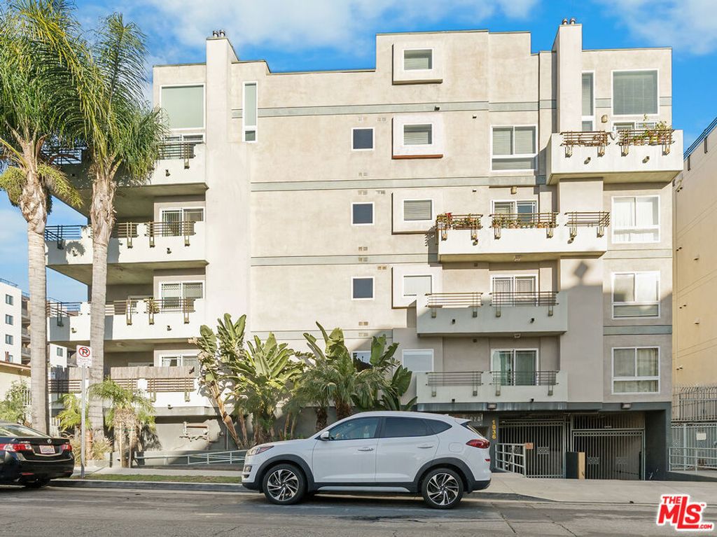 Photo of 1036 S Serrano Avenue #401, Los Angeles, CA 90006 (MLS # 26649137)