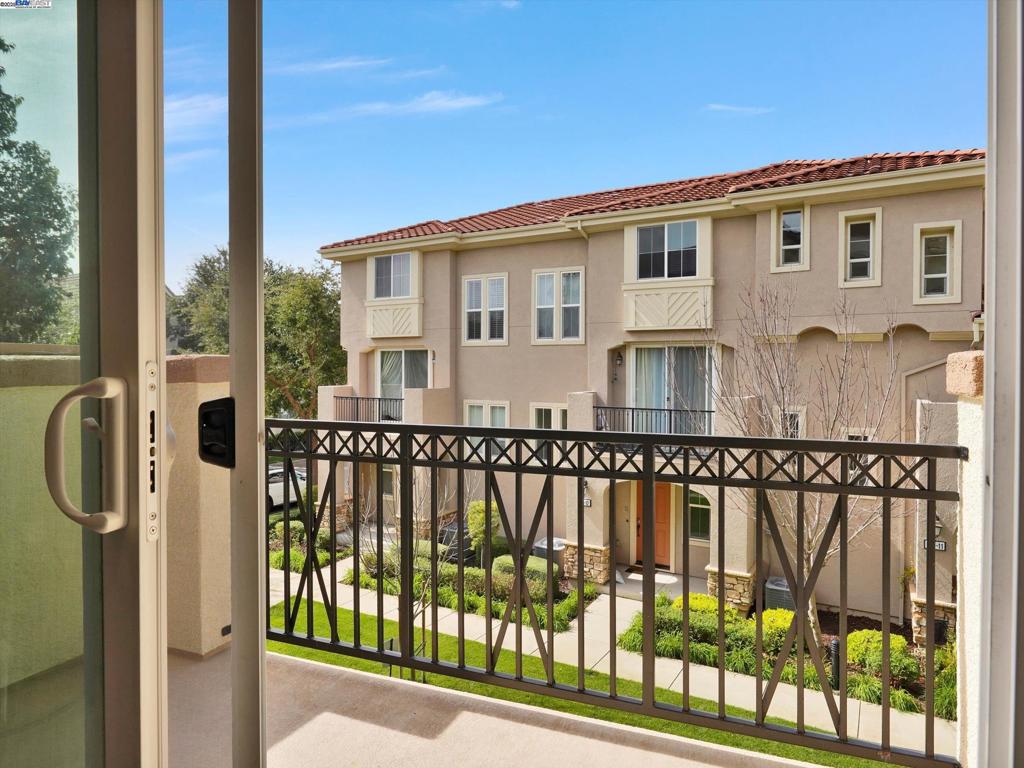 MONTAGE - Residential