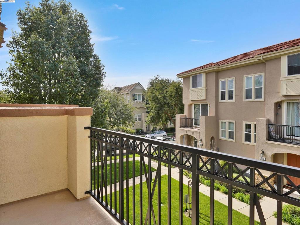 MONTAGE - Residential