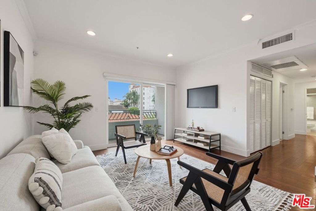 906 S Serrano Avenue 401, Los Angeles CA 90006