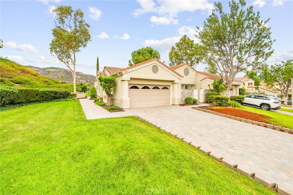 Photo of 38521 Glen Abbey Ln, Murrieta, CA 92562 (MLS # SW25264341)