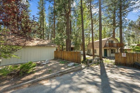 Photo of 880 Jaybird Lane, Big Bear, CA 92315 (MLS # 219147894DA)