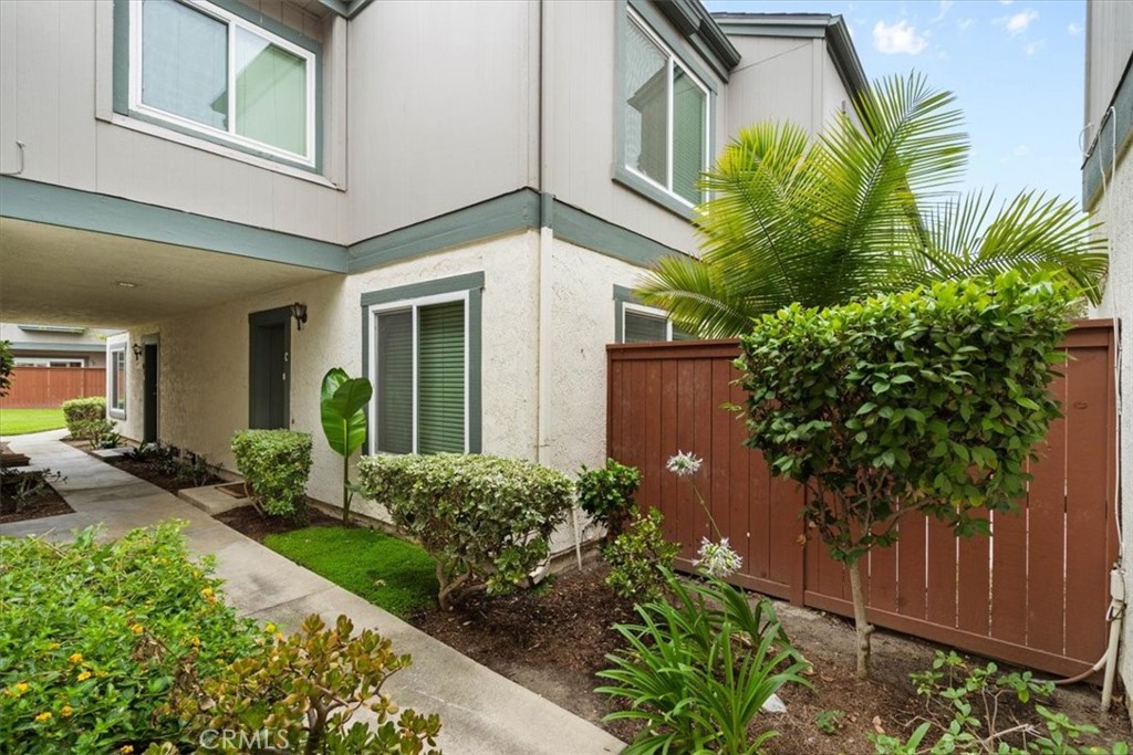 Excellent two story corner unit townhouse offers privacy and comfortable living and is located in the high performing Walnut Valley Unified School District with award wining schools within 3-5 miles (Maple Hill Elementary, Quail Summit Elementary, Chapparal Middle and Diamond Bar High). Walking distance to The Diamond Bar Towne Center and Towne Center Village that include several convenient grocery stores, banks, restaurants, cafes and pharmacies such as USPS, Albertsons, Walmart, CHASE, Wells Fargo, CITI and US Bank. Target, CVS Pharmacy, Sprouts, Diamond Bar Golf Course and the 57, 60, 71 and 10 freeways are within direct and easy access. Summitridge and Sycamore Parks close by.
Enter into a well maintained spacious 1,191 square foot townhouse with a separate living room and dining area and lots of natural light. Upgrades include laminated floors throughout, fresh interior paint, recessed lights and/or fans, quartz counter and energy efficient dual pane windows and sliding door. Both bedrooms are upstairs and primary bedroom features good size closet and dual sinks, in-unit laundry hookups, central air and heat and independent two car garage. The Cimmaron Oaks I HOA offers residents several amenities including immaculately maintained green spaces, walking paths, a swimming pool and spa, play areas and tennis courts and monthly dues include trash, water and roof coverage.