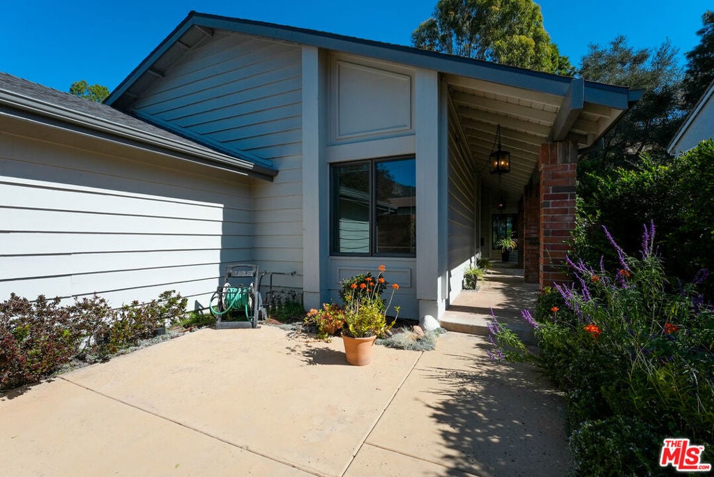 Photo of 1430 Avenida De Cortez, Pacific Palisades, CA 90272 (MLS # 26102424)