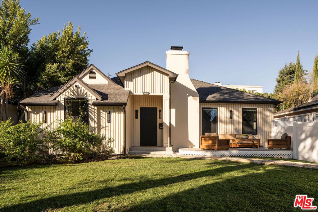 Photo of 4323 Irvine Avenue, Studio City, CA 91604 (MLS # 26633435)