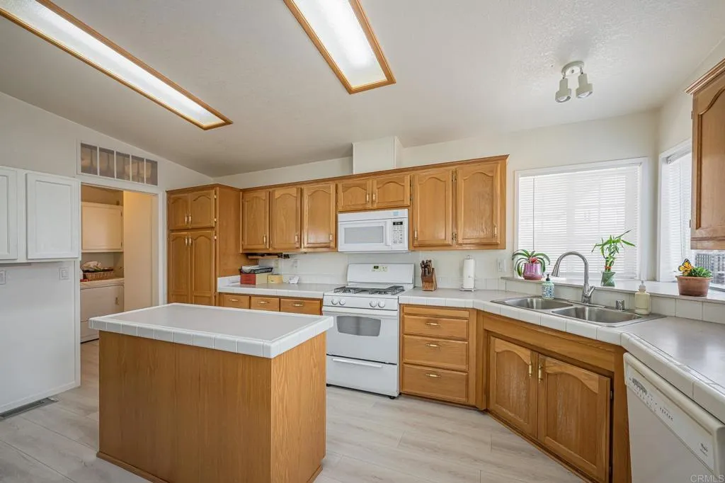 Escondido, California 92027, United States, 3 Bedrooms Bedrooms, ,2 BathroomsBathrooms,Residential,Active,189615