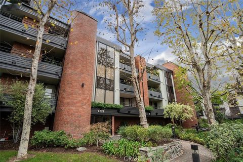 Photo of 4727 Park Encino #330, Encino, CA 91436 (MLS # SR26003425)