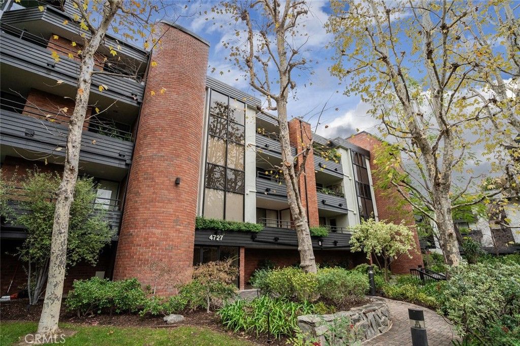 Photo of 4727 Park Encino #330, Encino, CA 91436 (MLS # SR26003425)