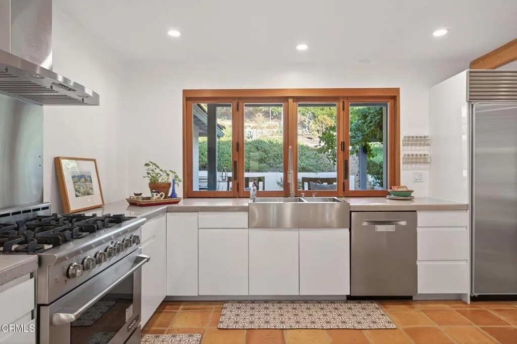 Ojai, California 93023, United States, 4 Bedrooms Bedrooms, ,5 BathroomsBathrooms,Residential,Active,221268