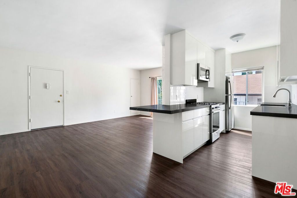 Photo of 550 N Croft Avenue #8, West Hollywood, CA 90048 (MLS # 25504789)