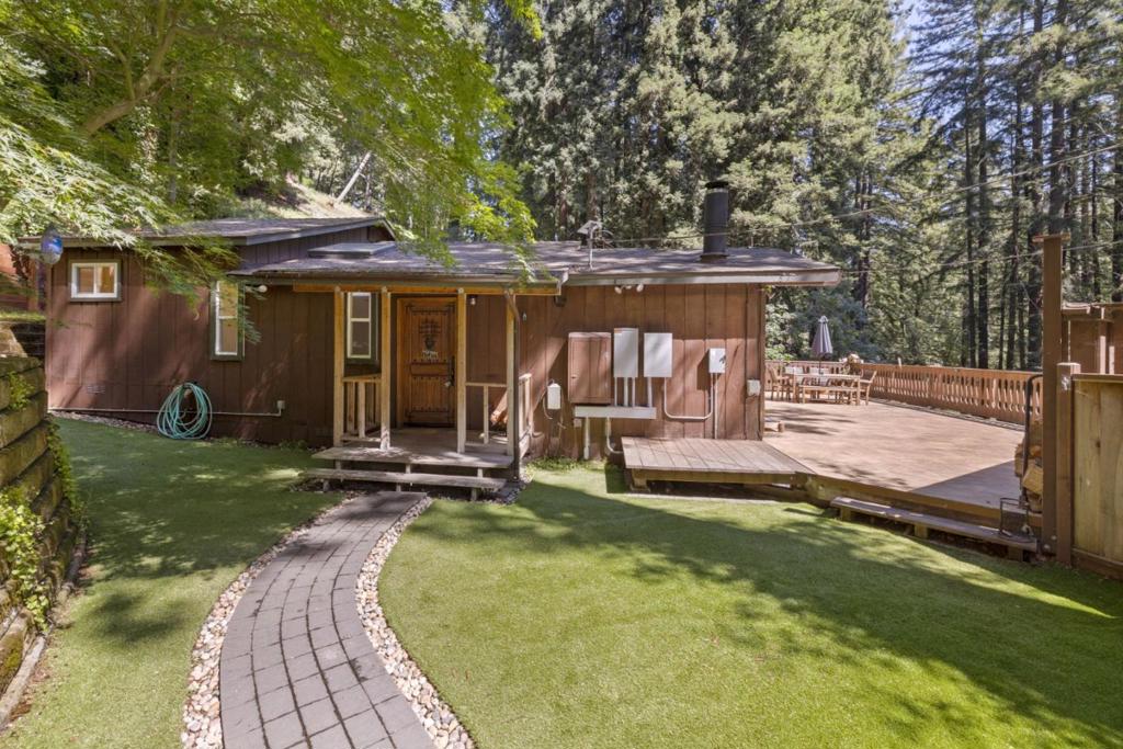 20851 Assiniboine Trail