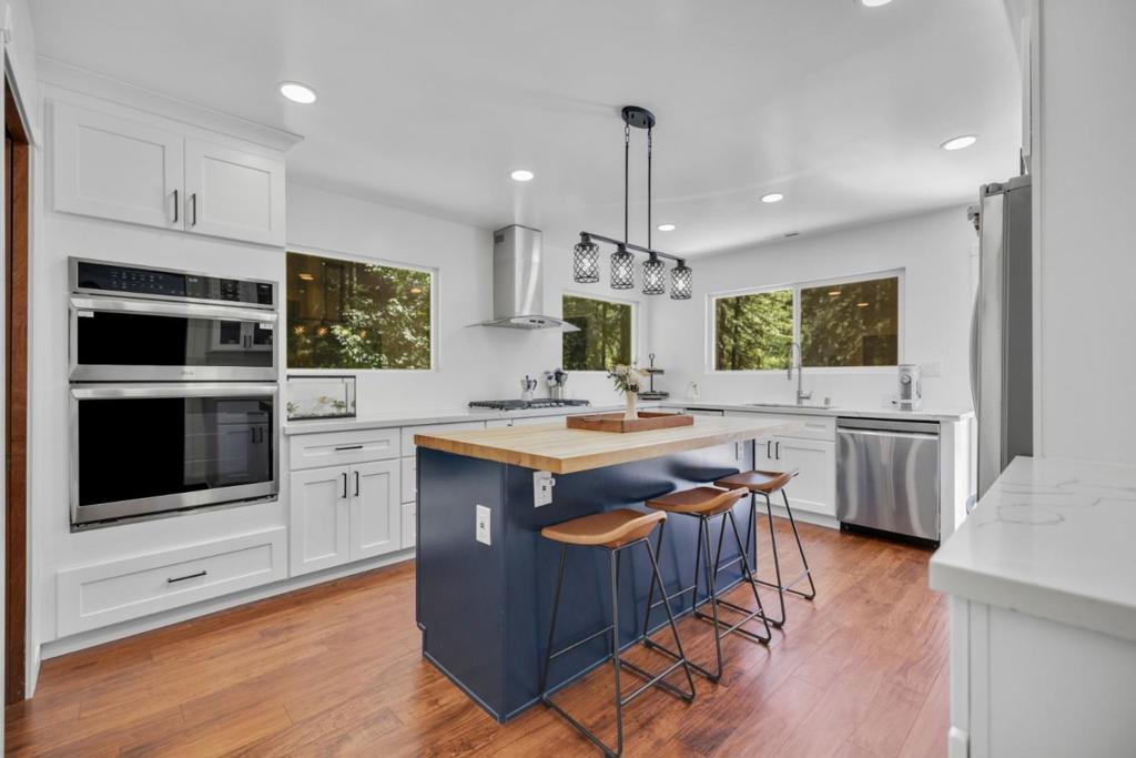 20851 Assiniboine Trail