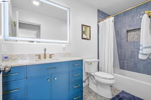 Tiny photo for 460 Cola Ballena #D, Alameda, CA 94501 (MLS # 41149669)