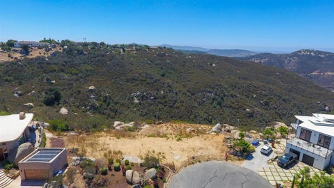 Photo of 10011 Tall Oak Dr DR, Escondido, CA 92026 (MLS # 260022033SD)