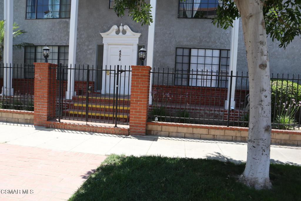 Welcome to this charming first-floor unit in the heart of Studio City! This spacious home features a bright family room, a well-appointed kitchen with stainless steel appliances, ample cabinetry, and dual sinks - perfect for culinary enthusiasts. Enjoy two comfortable bedrooms and two full bathrooms, including a master suite with direct access to a beautiful private patio, ideal for relaxing or entertaining. Additional highlights include a dedicated dining area and plenty of storage throughout. Located in a desirable neighborhood close to shopping, dining, and entertainment. Don't miss this fantastic opportunity - schedule your showing today!