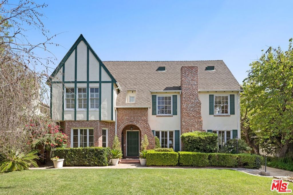 Photo of 832 S Windsor Boulevard, Los Angeles, CA 90005 (MLS # 26831063)