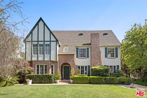 Photo of 832 S Windsor Boulevard, Los Angeles, CA 90005 (MLS # 26831063)