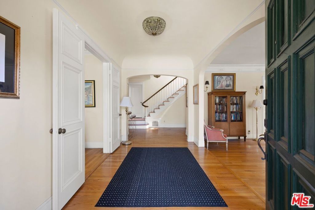 Photo of 832 S Windsor Boulevard, Los Angeles, CA 90005 (MLS # 26831063)