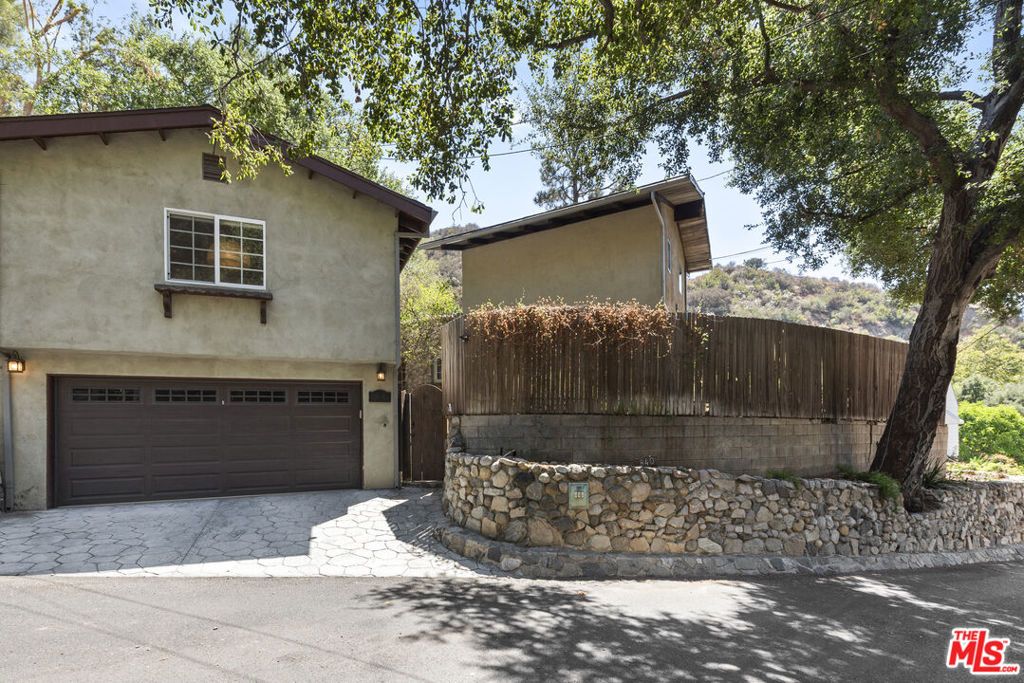 Photo of 840 Country Club Drive, Burbank, CA 91501 (MLS # 25612649)