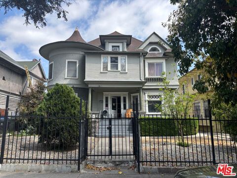 Photo of 1040 S Westlake Avenue, Los Angeles, CA 90006 (MLS # 25592497)