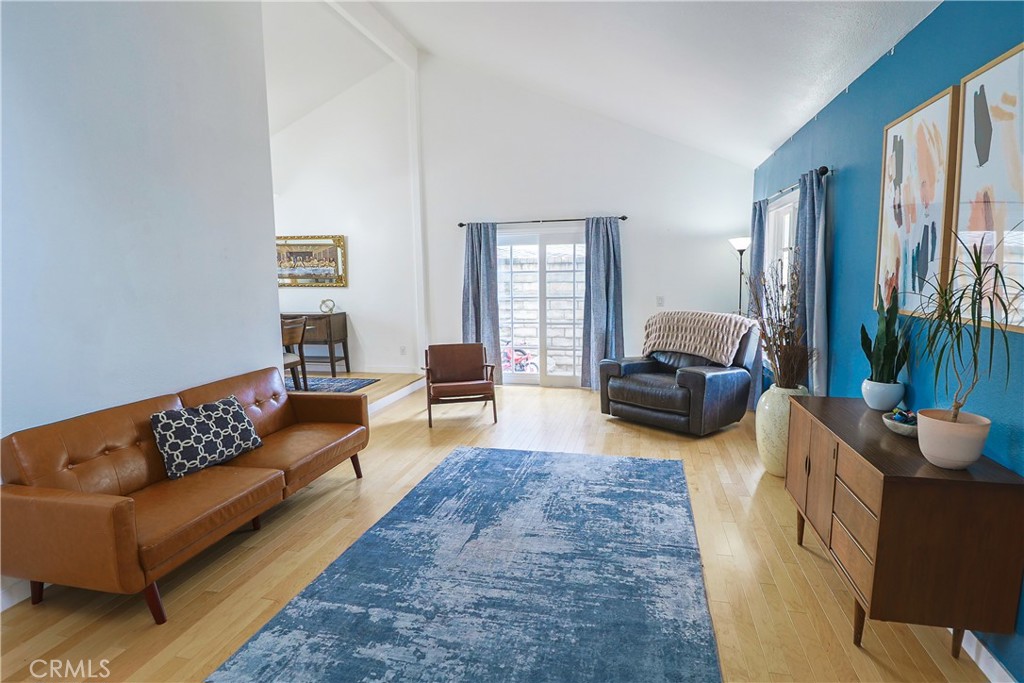 25426 Avenida Escalera