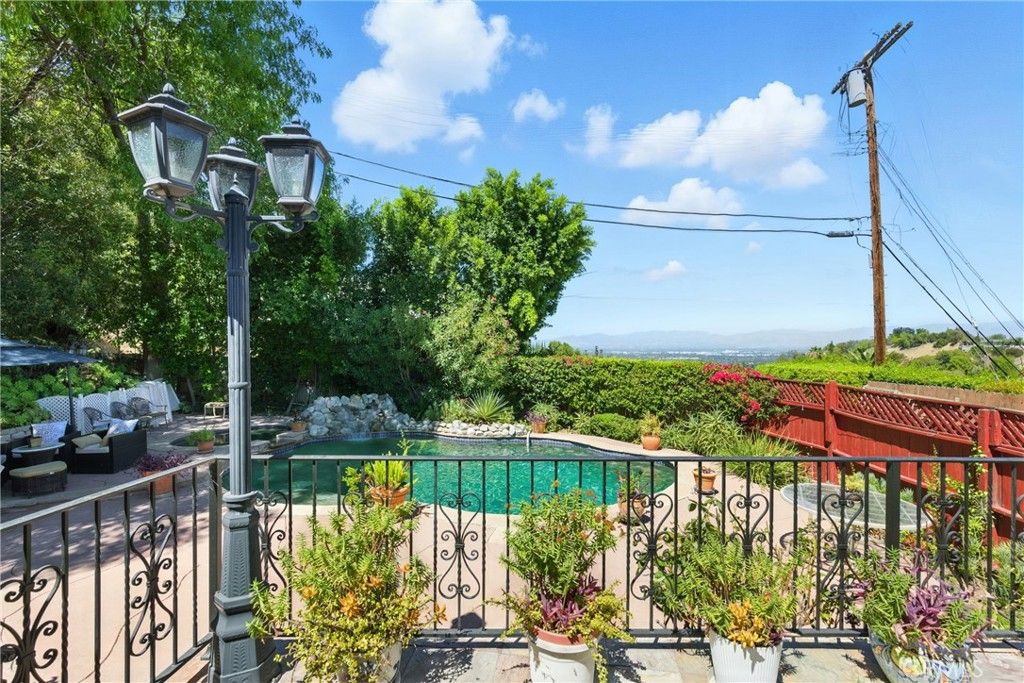 Photo of 17861 Cathedral Pl Pl, Encino, CA 91316 (MLS # SR25167018)