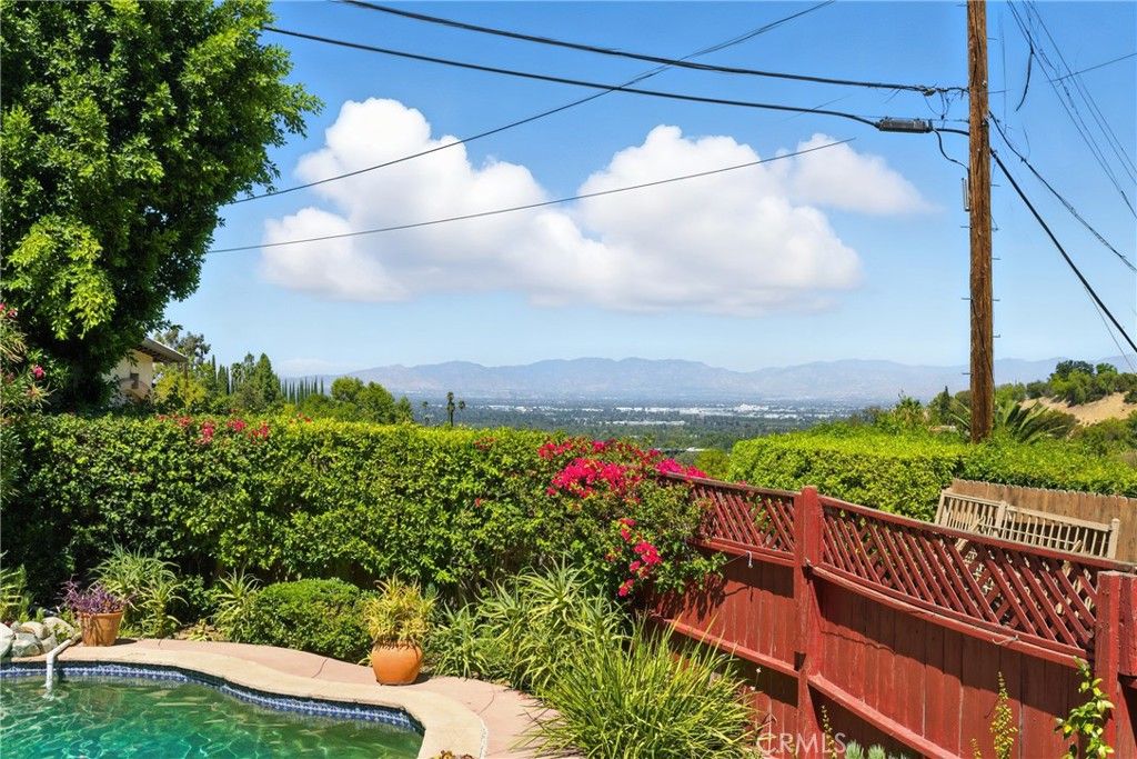 Photo of 17861 Cathedral Pl Pl, Encino, CA 91316 (MLS # SR25167018)