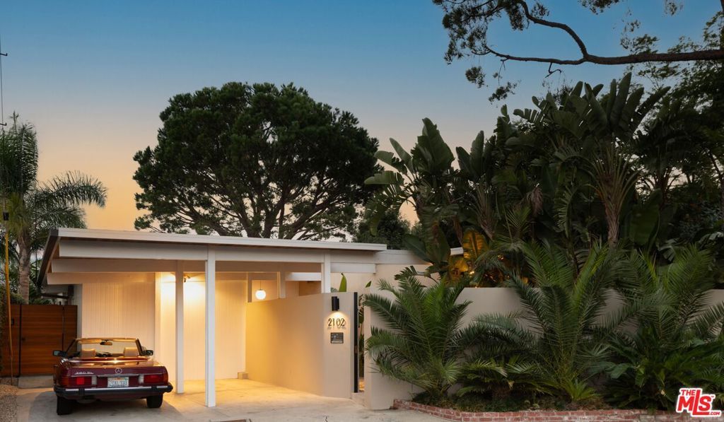 Photo of 2102 Ridgemont Drive, Los Angeles, CA 90046 (MLS # 25594391)