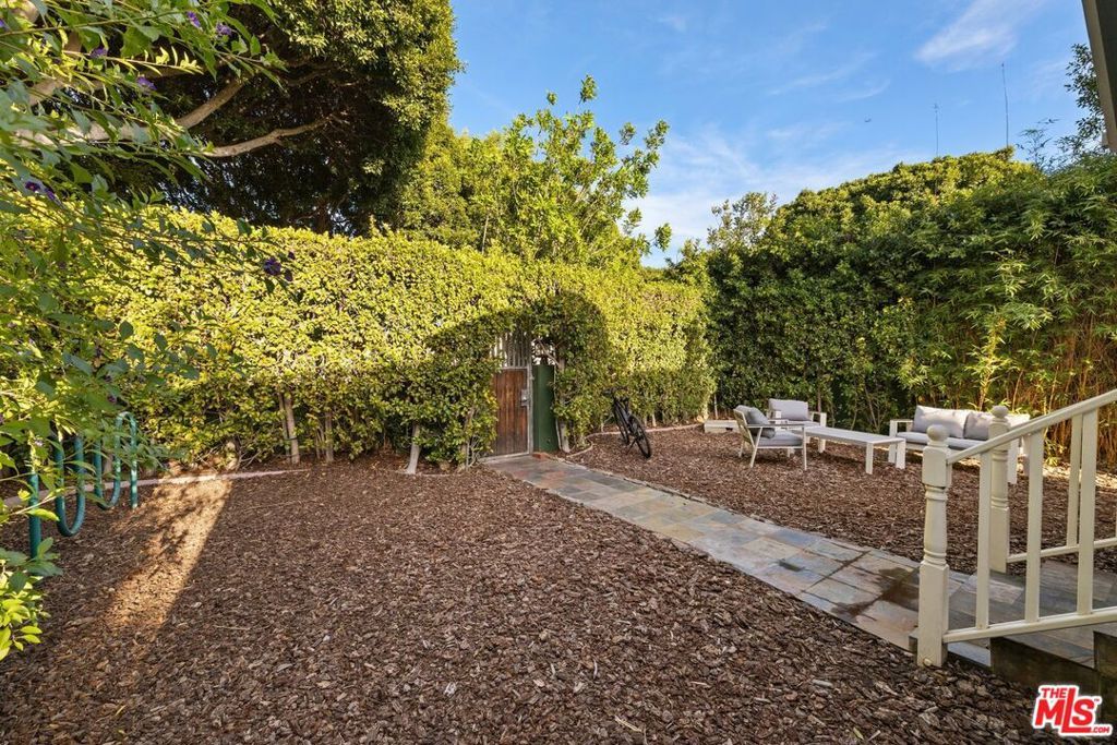 Photo of 1222 Chelsea Avenue, Santa Monica, CA 90404 (MLS # 26653307)