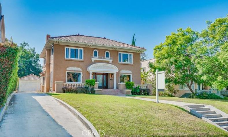 Main image without alt text