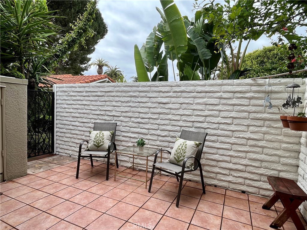 2057 Via Mariposa E B