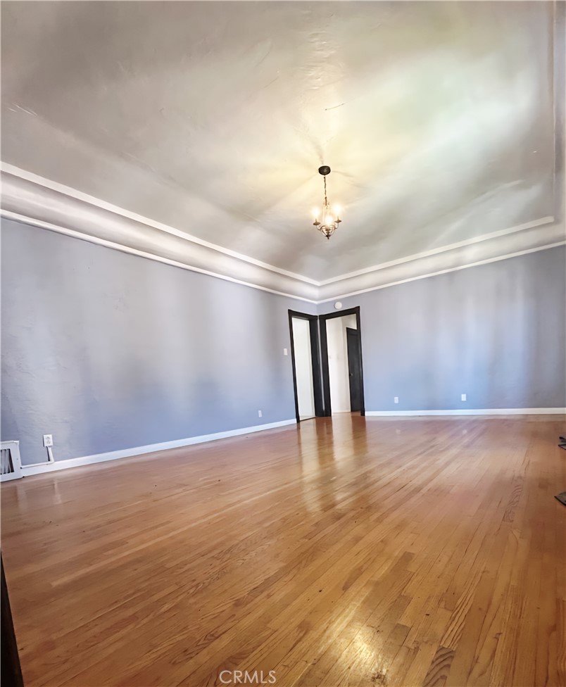 LA LA LAND BEAUTY! Stunning 2nd floor, 2 bedroom unit located in the iconic El Cordova complex, which was featured in the award winning movie classic, LA LA LAND. This beauty features all the amenities, including gleaming hardwood floors, tall ceilings, spacious kitchen with built-in breakfast nook, gorgeous bathroom with classic tile and tub/shower, in-unit stackable laundry, tons of storage space, 1 car parking in gated garage and so much more...all within walking distance of the beach, shopping and the downtown entertainment district.
Owner pays water and trash. Tenant pays gas and electric